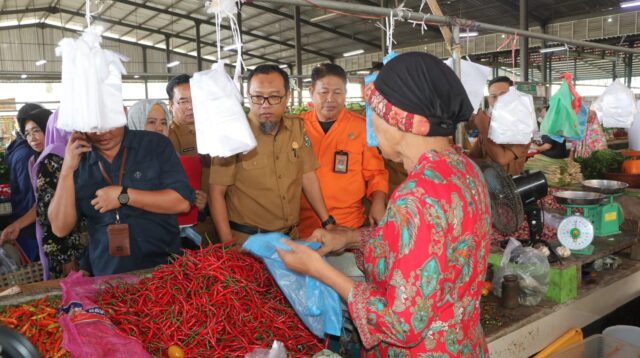 Hari Ke Dua Operasi Pasar Murah Di Pasar Inpres Muara Enim Di Kunjungi Staf Ahli Bupati