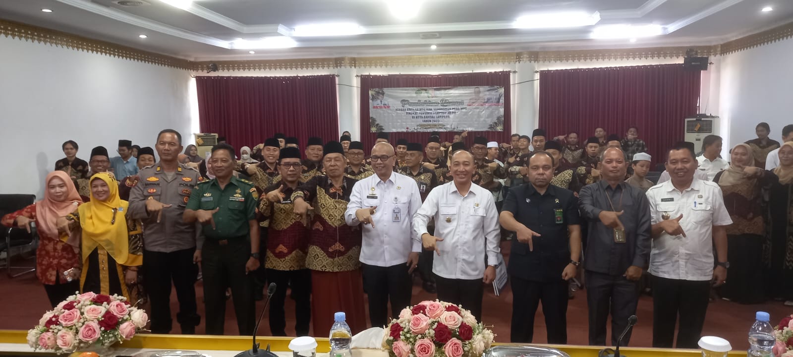 Penjabat Bupati Tanggamus Ir. Mulyadi Irsan, Memberikan Bonus/Tali Asih Kafilah MTQ Kabupaten Tanggamus pada Event Musabaqoh Tilawatil Quran ke 50