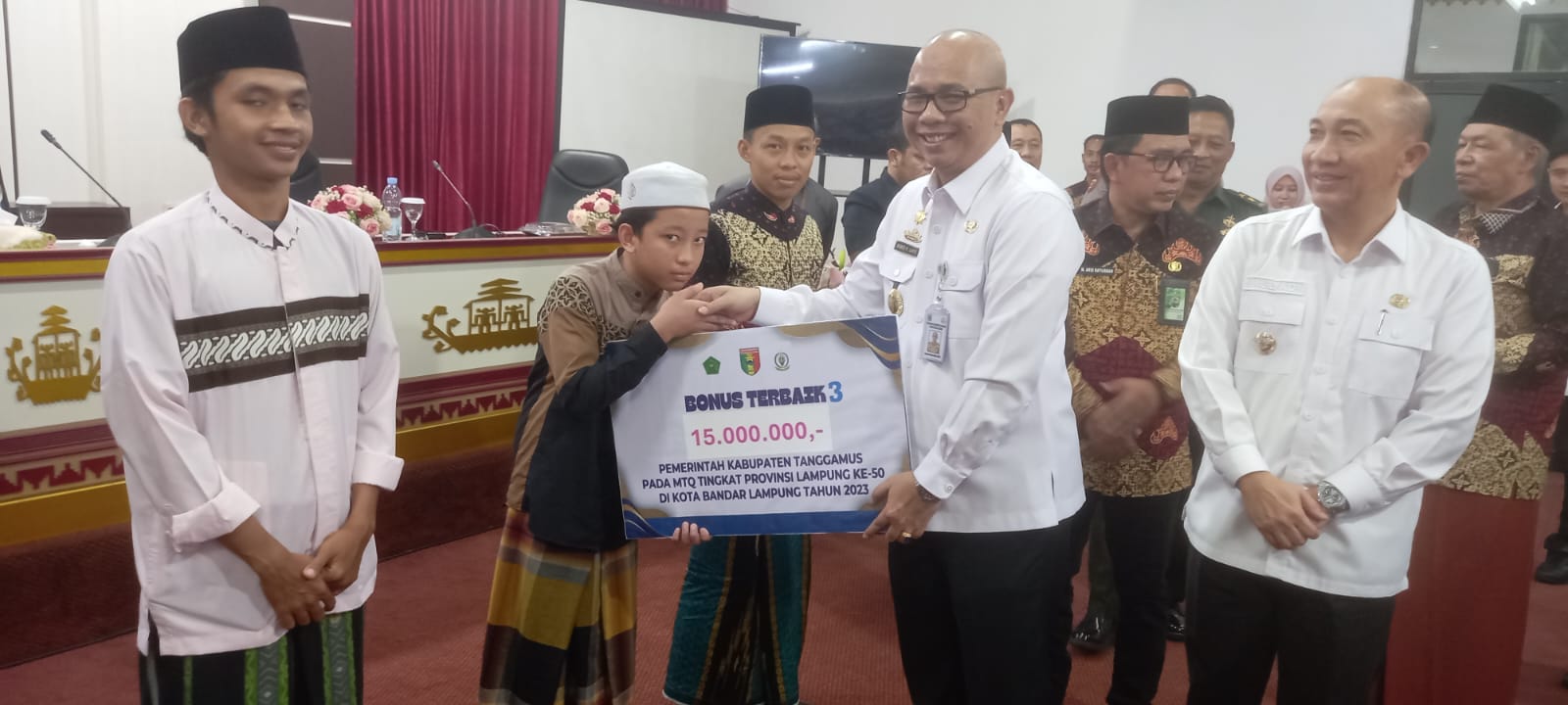 Penjabat Bupati Tanggamus Ir. Mulyadi Irsan, Memberikan Bonus/Tali Asih Kafilah MTQ Kabupaten Tanggamus pada Event Musabaqoh Tilawatil Quran ke 50