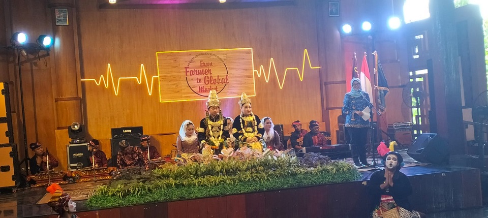 Bupati Blitar Hadiri Kirab Tumpeng Ketupat Coklat di Kampung Coklat