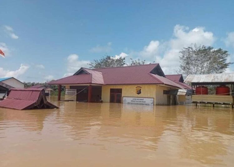 Gerak Cepat, Polres Mahakam Ulu Lakukan Aksi Tanggap Bencana Banjir di Beberapa Titik