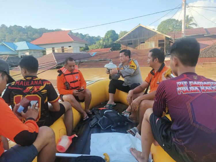 Kapolres Mahakam Ulu AKBP Anthony Rybok dan BPBD Serta TNI Pantau dan Evakuasi Korban Banjir di Mahakam Ulu