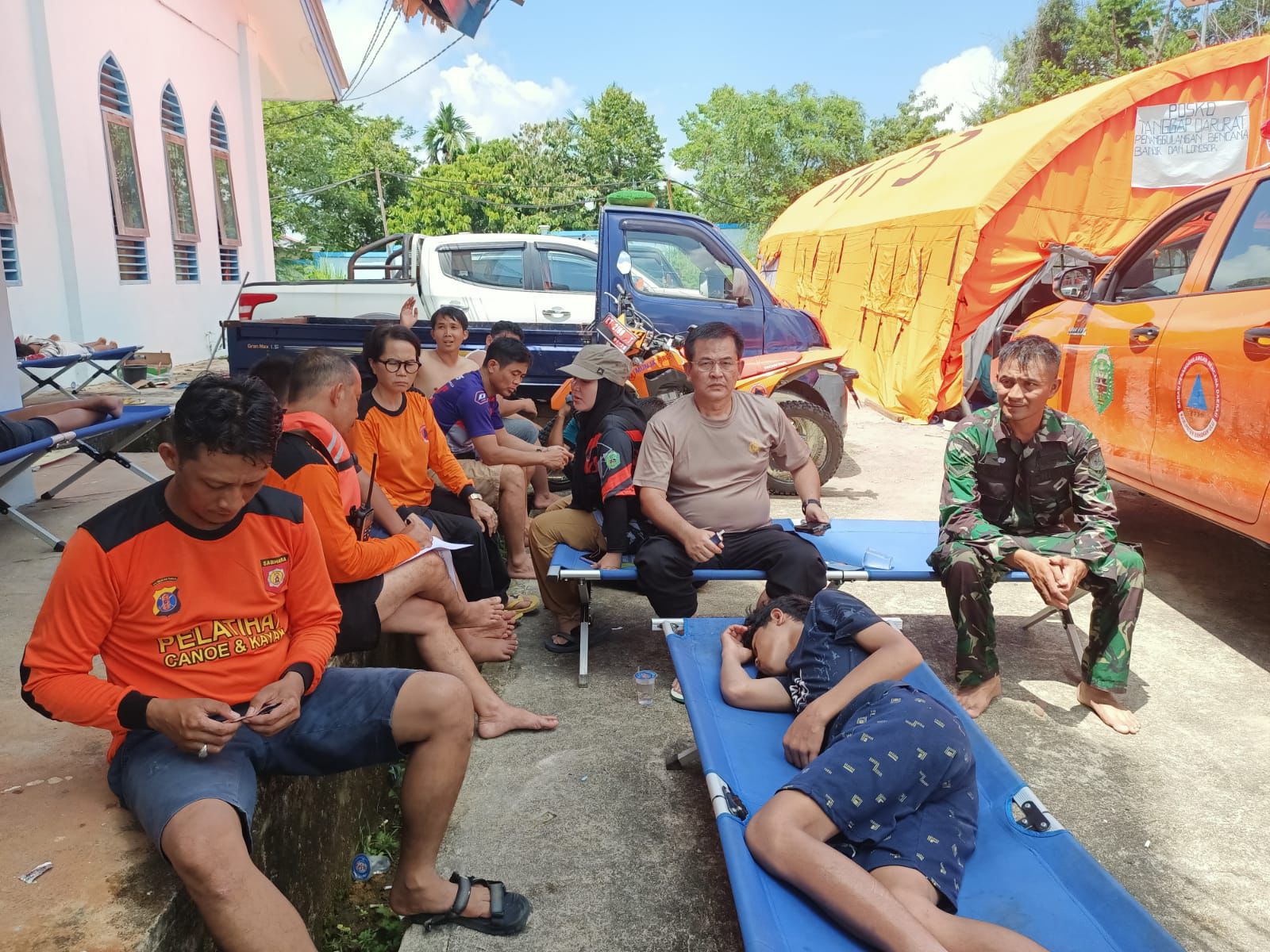 Kapolres Mahakam Ulu AKBP Anthony Rybok dan BPBD Serta TNI Pantau dan Evakuasi Korban Banjir di Mahakam Ulu