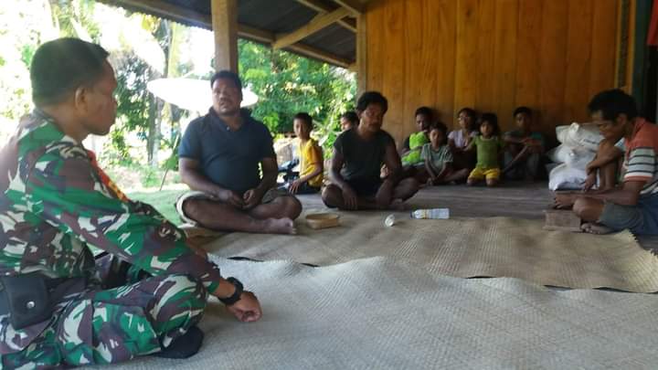 Melalui Komsos, Babinsa Pahunga Lodu Menghimbau Kepada Warga Binaan Agar Hewan Ternak di Ikat