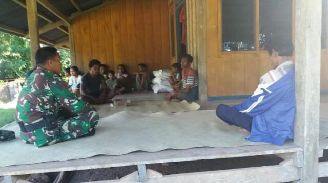 Melalui Komsos, Babinsa Pahunga Lodu Menghimbau Kepada Warga Binaan Agar Hewan Ternak di Ikat