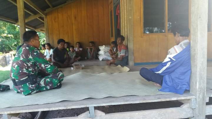 Melalui Komsos, Babinsa Pahunga Lodu Menghimbau Kepada Warga Binaan Agar Hewan Ternak di Ikat