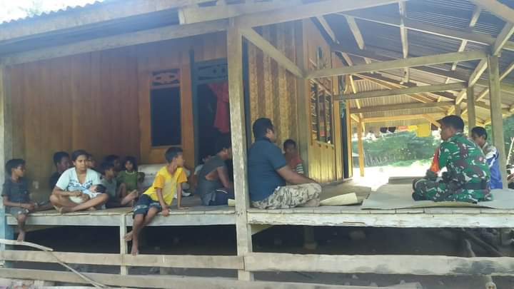 Melalui Komsos, Babinsa Pahunga Lodu Menghimbau Kepada Warga Binaan Agar Hewan Ternak di Ikat