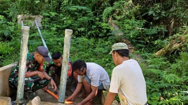 Pemeliharaan Pompa Hidram Tetap Berfungsi, Babinsa Koramil 1613-03/Katikutana Bersama Warga Rutin Cek Pompa Hidram