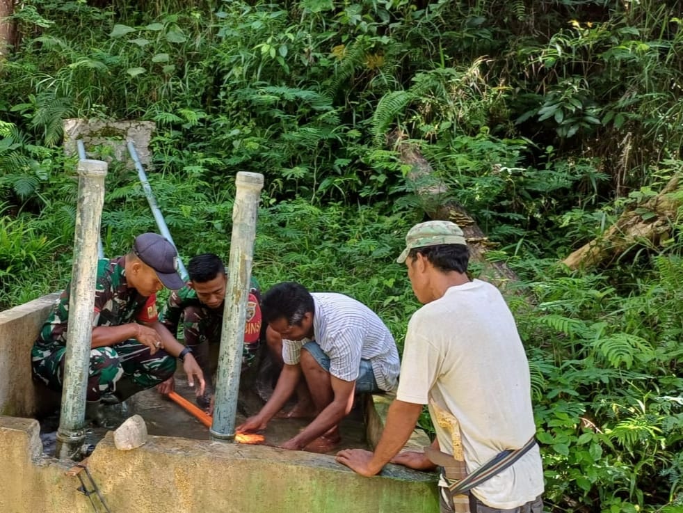 Pemeliharaan Pompa Hidram Tetap Berfungsi, Babinsa Koramil 1613-03/Katikutana Bersama Warga Rutin Cek Pompa Hidram