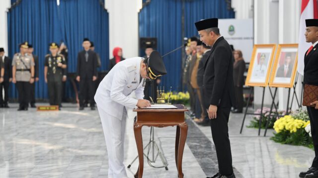 Lantik Pj Bupati Cirebon, Pesan Bey Machmudin: Layani Masyarakat dengan Penuh Dedikasi dan Tanpa Pamrih