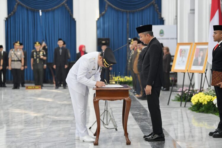 Lantik Pj Bupati Cirebon, Pesan Bey Machmudin: Layani Masyarakat dengan Penuh Dedikasi dan Tanpa Pamrih