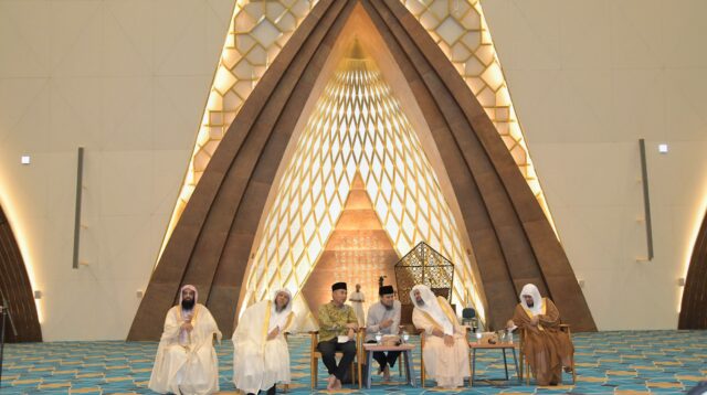 Bey Machmudin Sambut Wamen Kerajaan Arab Saudi di Masjid Raya Al Jabbar