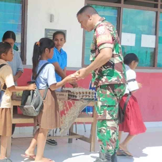 Babinsa Melaksanakan Pendistribusian Makanan Tambahan Bagi Siswa-siswi SDN Larahau