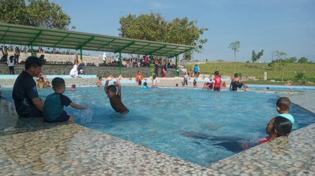 Ribuan Warga Meriahkan Pre Unveiling Kolam Renang Hills View Desa Sukosari Madiun