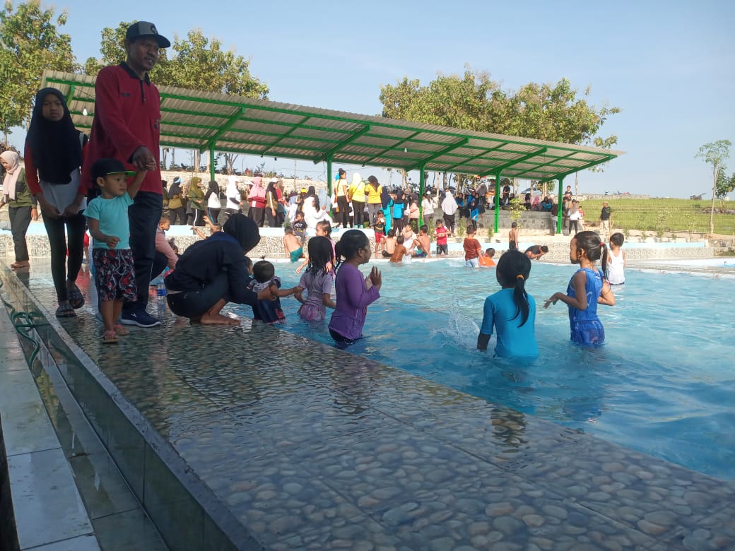 Ribuan Warga Meriahkan Pre Unveiling Kolam Renang Hills View Desa Sukosari Madiun