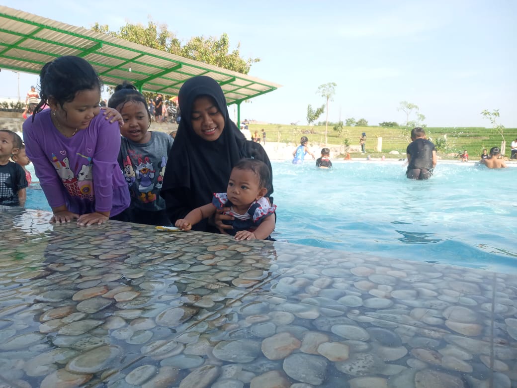 Ribuan Warga Meriahkan Pre Unveiling Kolam Renang Hills View Desa Sukosari Madiun