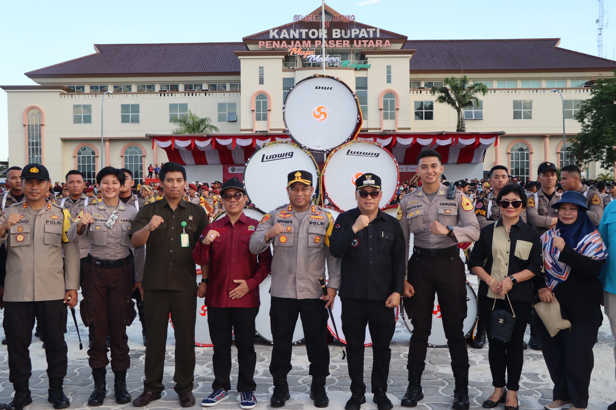 Bersama Forkopimda, Kapolres PPU Kawal Kirab Drumcorps Integrasi Yontarlat Kijang Latsitardanus XLIV / 2024