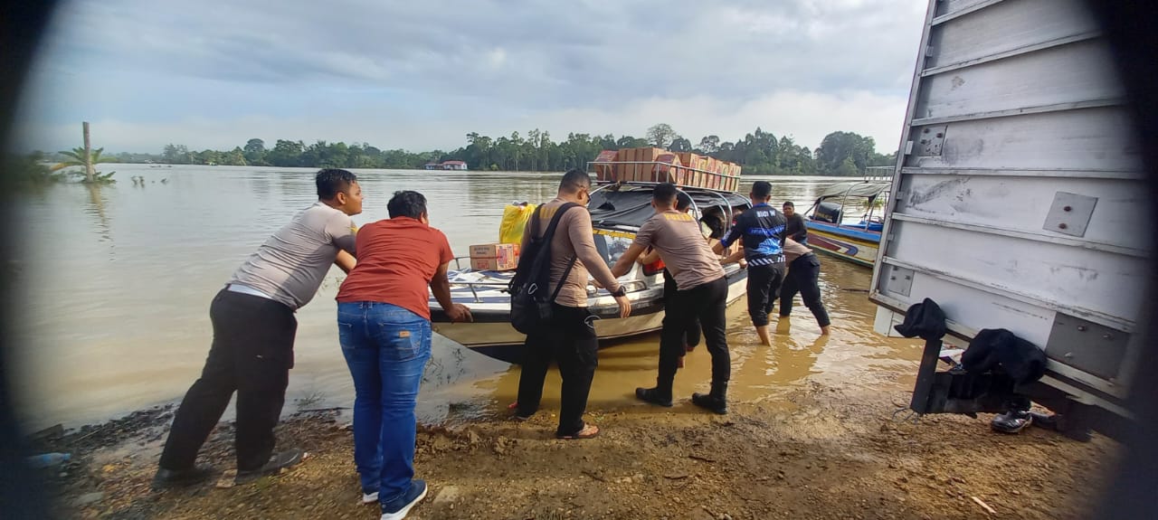 Pengiriman Bantuan Kemanusiaan Polda Kalimantan Timur Untuk Korban Bencana Banjir Di Kab. Mahakam Ulu