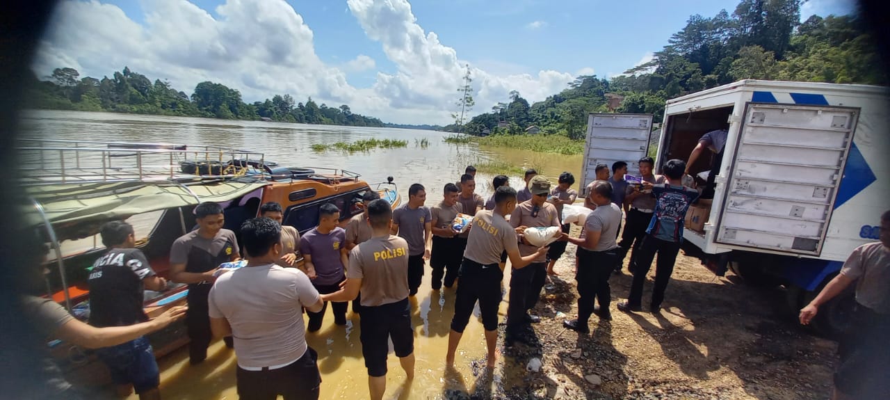 Pengiriman Bantuan Kemanusiaan Polda Kalimantan Timur Untuk Korban Bencana Banjir Di Kab. Mahakam Ulu