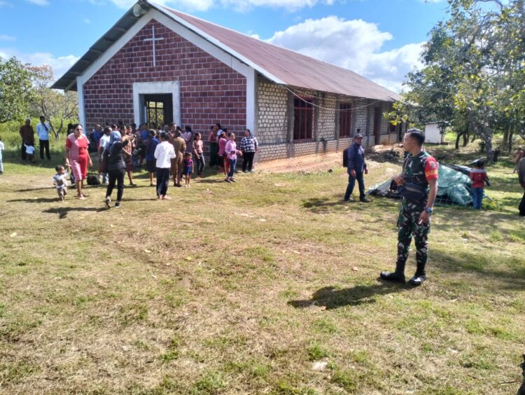 Berikan Rasa Aman, Babinsa Lewa Pantau Kegiatan Ibadah di Gereja Wilayah Binaan Berikan Rasa Aman, Babinsa Lewa Pantau Kegiatan Ibadah di Gereja Wilayah Binaan