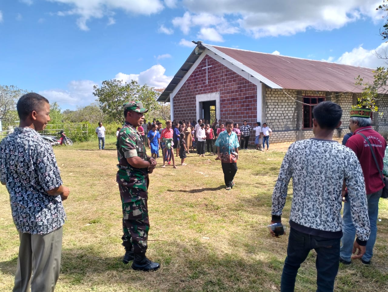 Berikan Rasa Aman, Babinsa Lewa Pantau Kegiatan Ibadah di Gereja Wilayah Binaan