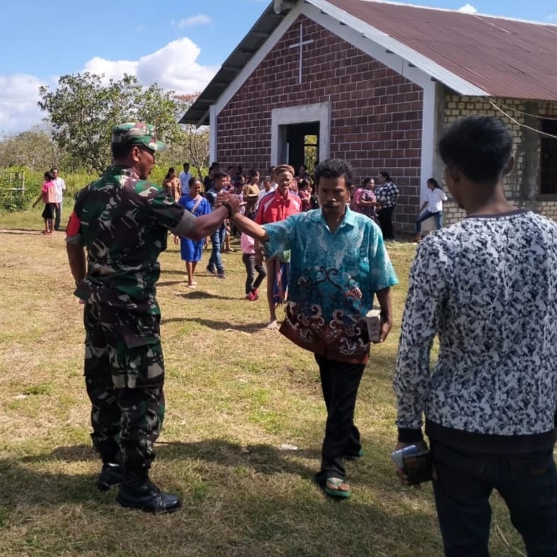 Berikan Rasa Aman, Babinsa Lewa Pantau Kegiatan Ibadah di Gereja Wilayah Binaan