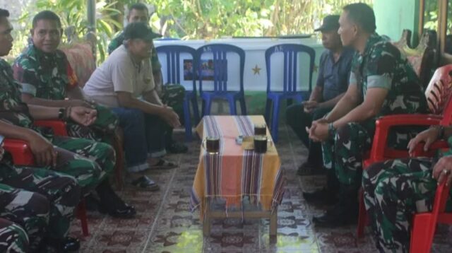 Wujud Peduli, Dandim 1601/Sumba Timur Melayat Ke Rumah Duka Purnawirawan TNI