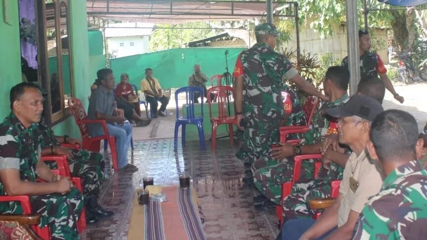 Wujud Peduli, Dandim 1601/Sumba Timur Melayat Ke Rumah Duka Purnawirawan TNI