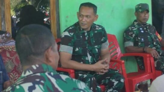 Wujud Peduli, Dandim 1601/Sumba Timur Melayat Ke Rumah Duka Purnawirawan TNI