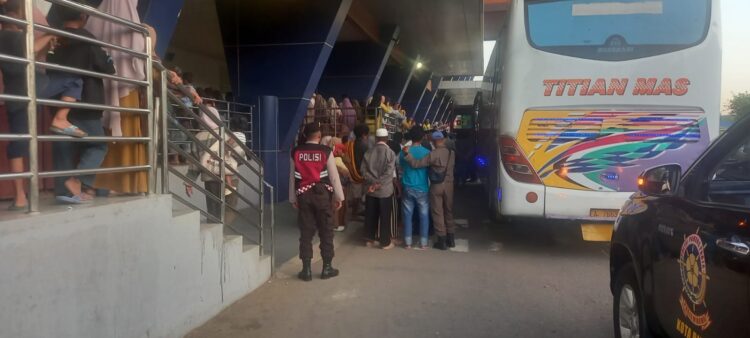 Unit PAM Obvit Polres Bima Laksanakan Pengamanan Keberangkatan Calon Jamaah Haji Unit PAM Obvit Polres Bima Laksanakan Pengamanan Keberangkatan Calon Jamaah Haji