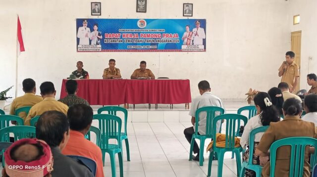 Babinsa Lewa Hadiri Rapat Kerja Pamong Praja Kecamatan Letis Tahun 2024