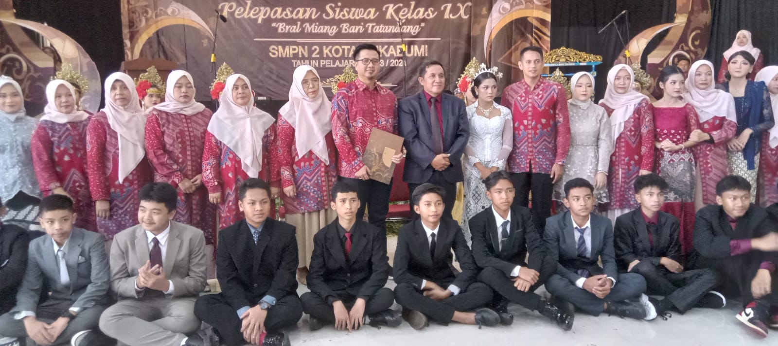Pelepasan Siswa-Siswi Kelas lX Tahun Ajaran 2023-2024 Bral Miang Bari Tatandang SMPNegri 2 Kota Sukabumi
