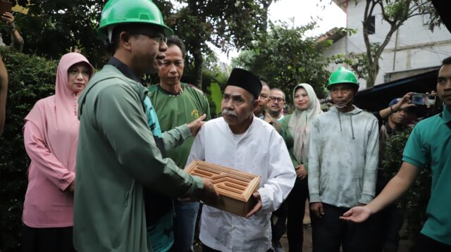 Kang DS Bedah Rumah Milik Warga Setelah Menginap Semalam di Rumah Itu