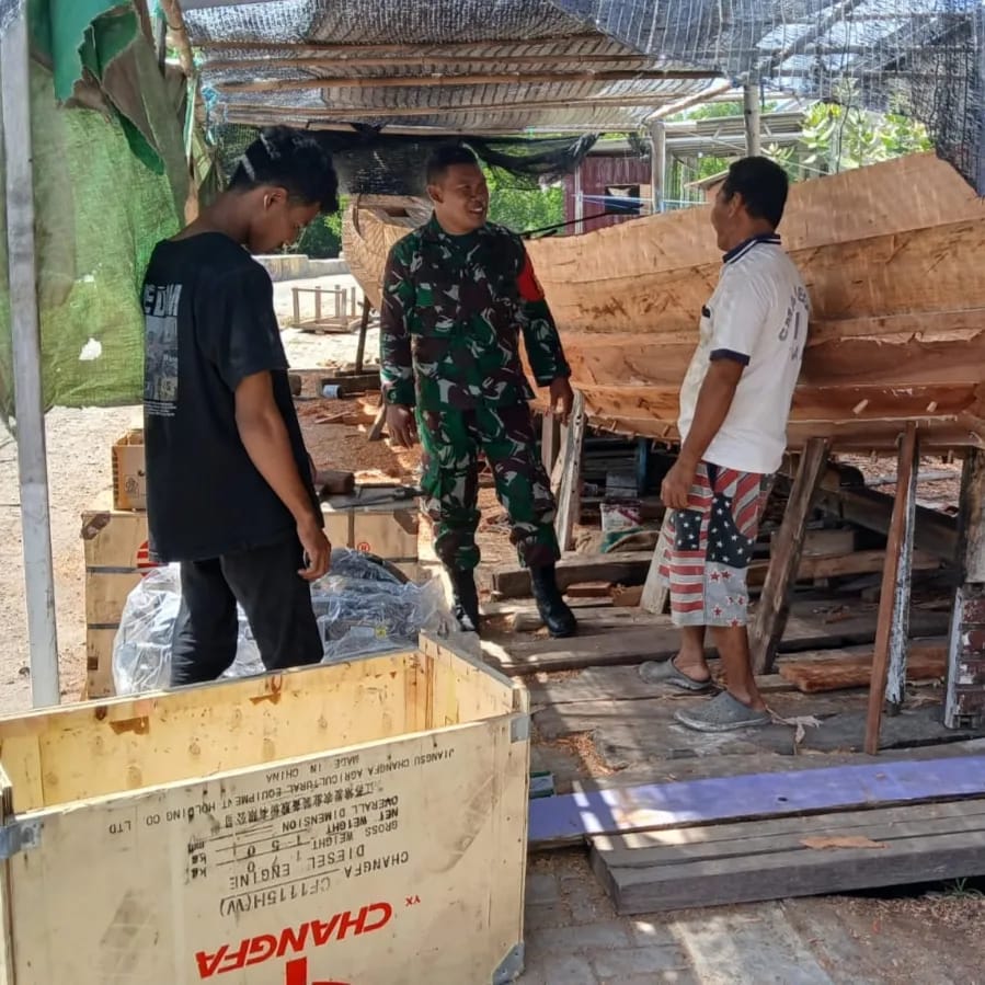Membangun Kemitraan, Babinsa Komsos Dengan Para Pembuat Perahu Kayu di Desa Binaan