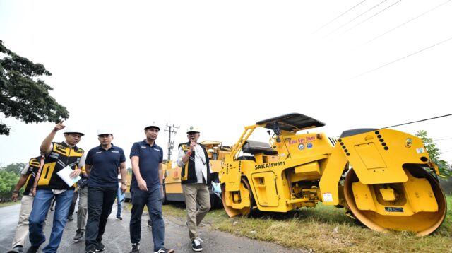 Bey Machmudin Cek Progres Perbaikan Jalan Tegalgubug - Arjawinangun