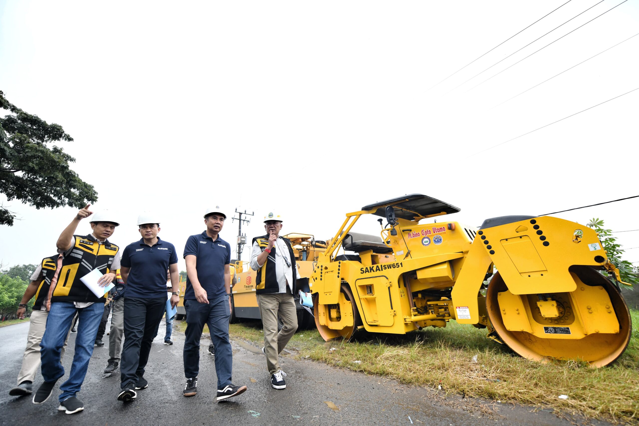 Bey Machmudin Cek Progres Perbaikan Jalan Tegalgubug - Arjawinangun