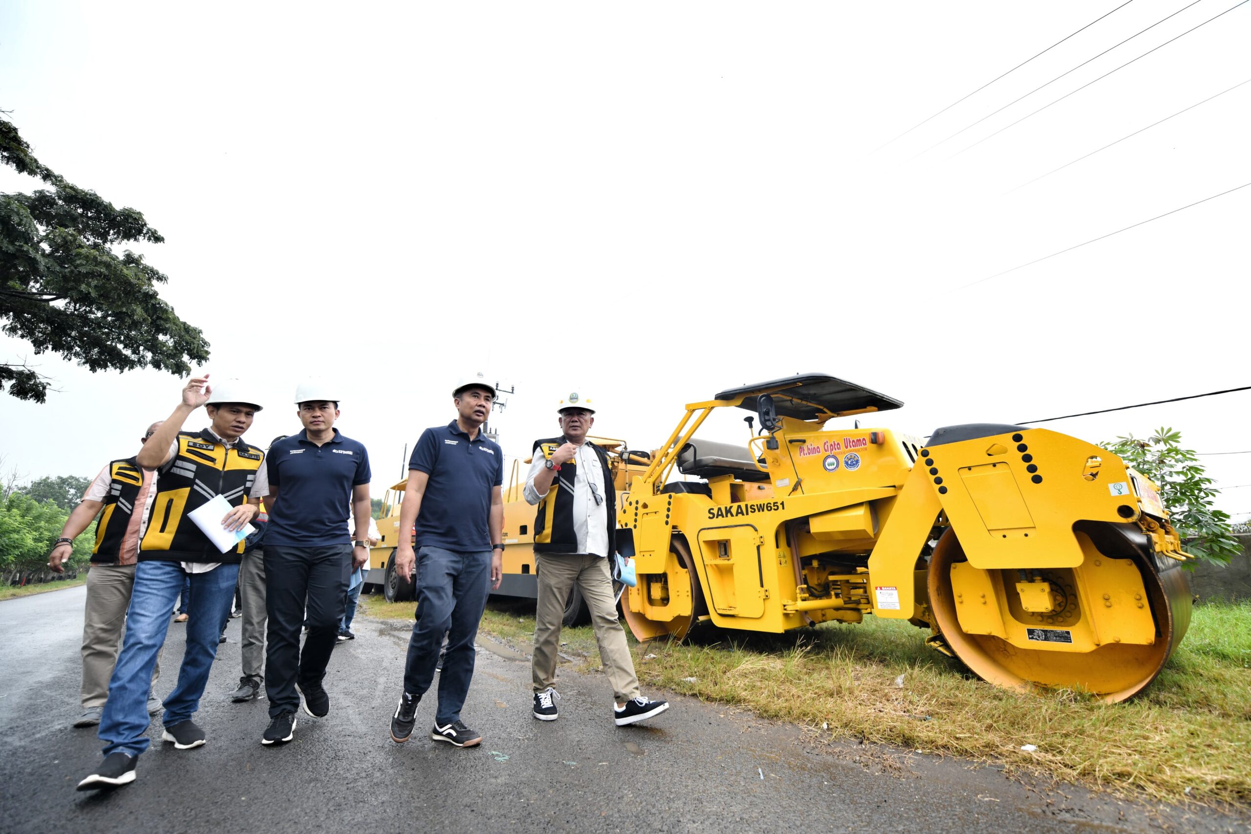 Bey Machmudin Cek Progres Perbaikan Jalan Tegalgubug - Arjawinangun