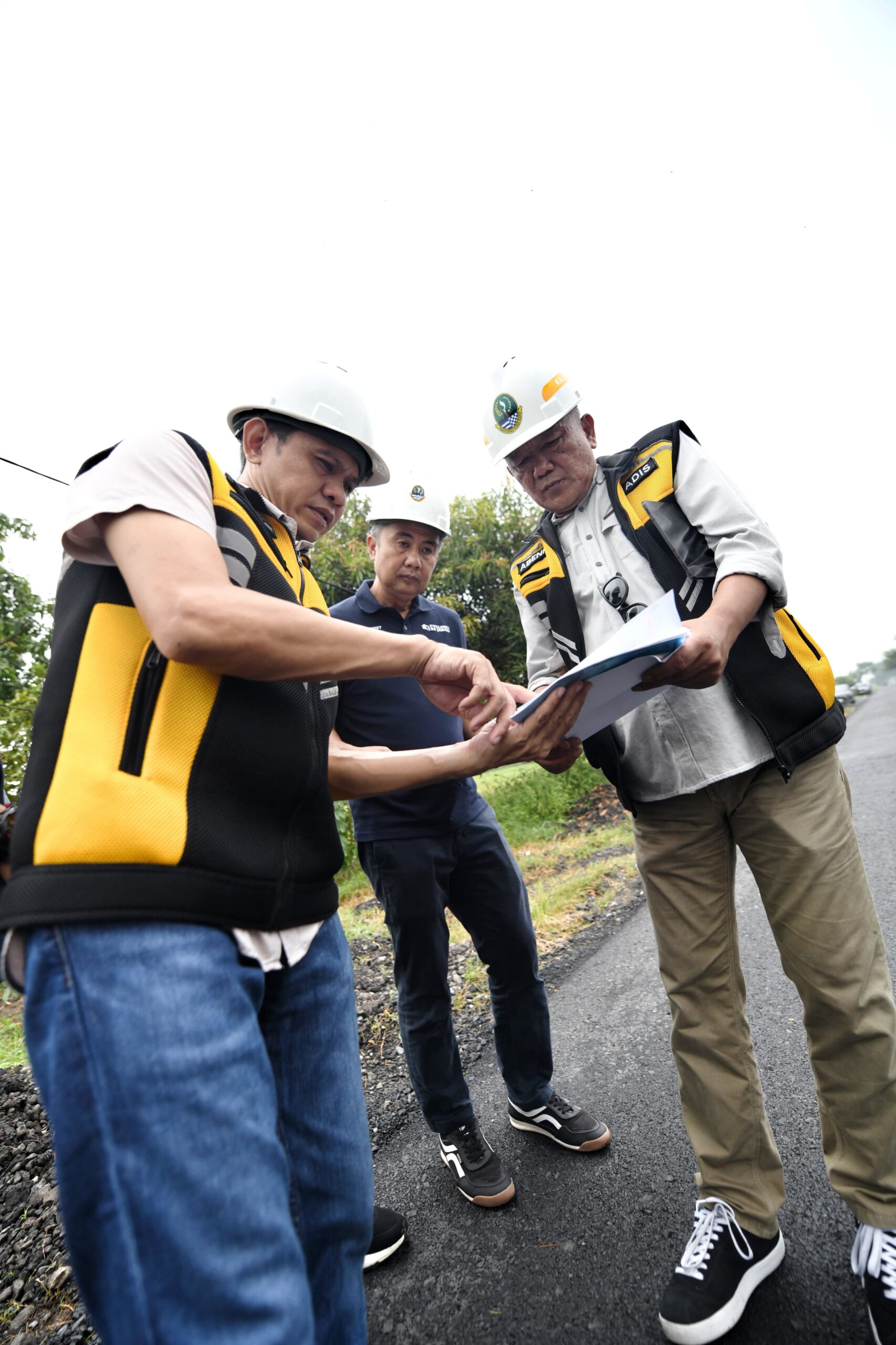 Bey Machmudin Cek Progres Perbaikan Jalan Tegalgubug - Arjawinangun