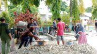 Babinsa Koramil 02/Rindi Umalulu Bantu Warga Laksanakan Gotong Royong Bangun Masjid