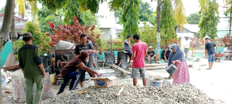Babinsa Koramil 02/Rindi Umalulu Bantu Warga Laksanakan Gotong Royong Bangun Masjid