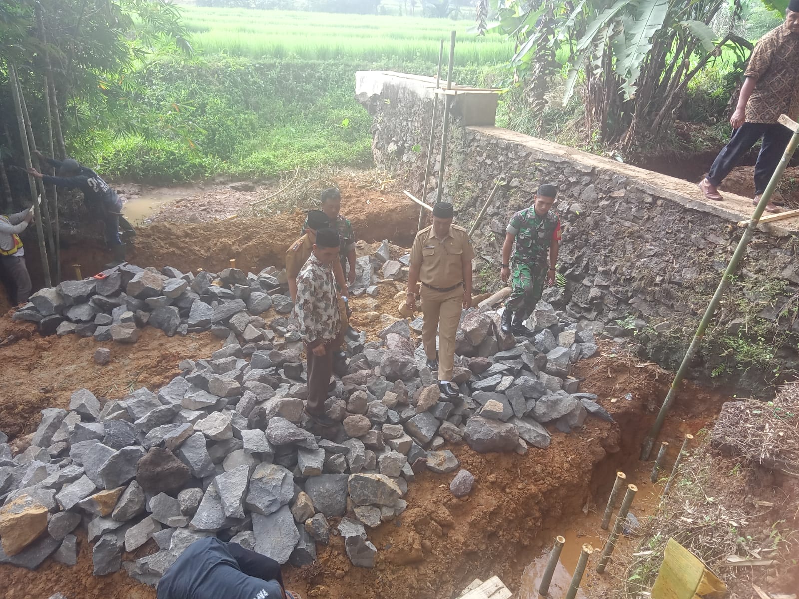 Kades Jatiwaras Lakukan Peletakan Batu Pertama Pembangunan Irigasi