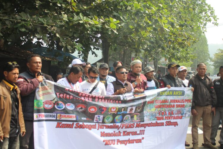 Ratusan Jurnalis Gelar Aksi Protes di Sukabumi, Desak Revisi RUU Penyiaran