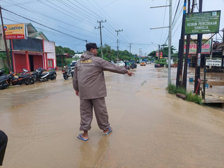 Polsek Samboja Laksanakan Patroli dan Monitoring Lokasi Terdampak Banjir