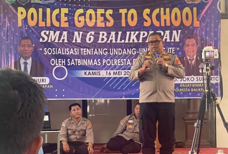 Membangun Kamtibmas di Lingkungan Pelajar SMA Kasat Binmas Polresta Balikpapan gelar Sosialisasi"