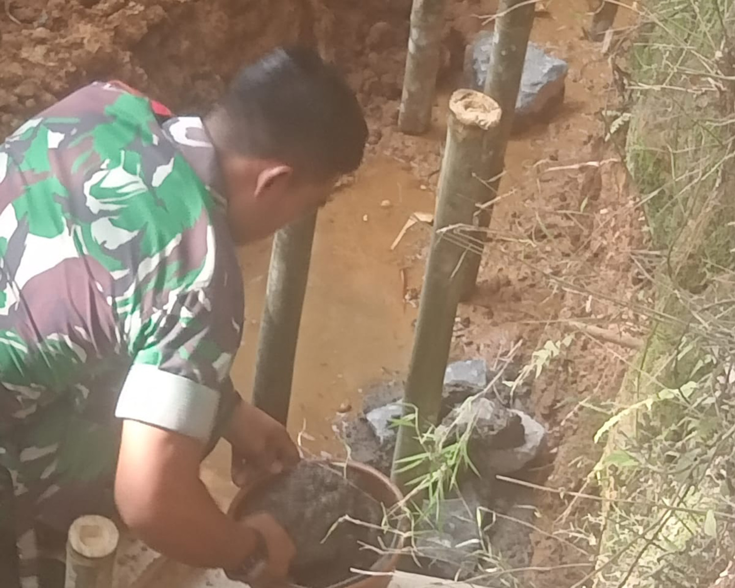 Kades Jatiwaras Lakukan Peletakan Batu Pertama Pembangunan Irigasi