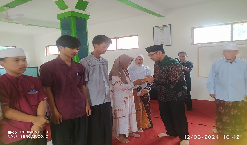H. Ivan Dicksan Pererat Silaturahmi dengan Masyarakat dan Santuni Anak Yatim H. Ivan Dicksan Pererat Silaturahmi dengan Masyarakat dan Santuni Anak Yatim