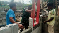 Sinergi TNI Bersama Rakyat, Babinsa Pahunga Lodu Bantu Bangun Rumah Warga