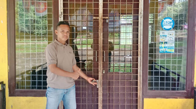 Kantor Desa Air Lesing Tak Berpenghuni Pintu Dan Terali Masih Dalam Keadaan Tergembok Di Hari Kerja