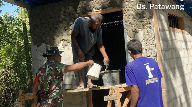 Babinsa Rindi Umalulu Bantu Warga Plester Tembok Rumah Pompa Air Dan Pembuatan Dudukan Mesin Pompa