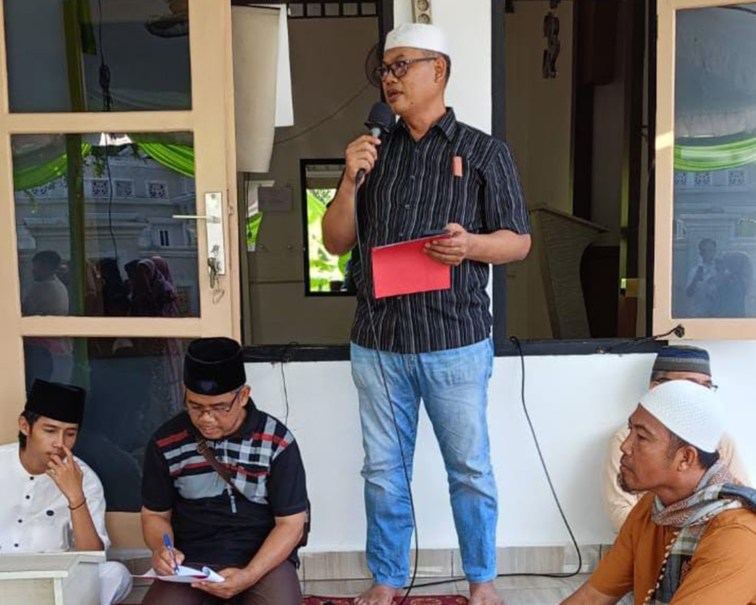 Perayaan Idul Adha 1445 H di Desa Tanjung Jati: Momen Silaturahmi dan Gotong Royong Kental TerjalinMuara Enim, Sumsel -- Perayaan Hari Raya Idul Adha 1445 Hijriah menjadi momen istimewa bagi masyarakat di berbagai daerah, termasuk di Desa Tanjung Jati, Kecamatan Muara Enim, Kabupaten Muara Enim, Sumatera Selatan.Hari besar ini tidak hanya menjadi ajang silaturahmi, tetapi juga menjadi waktu yang tepat bagi warga untuk bergotong royong dalam pelaksanaan penyembelihan hewan kurban.Di Kompleks RT 5 SMPN 5 Muara Enim, tradisi penyembelihan hewan kurban telah berlangsung selama beberapa tahun terakhir. Tahun ini, sebanyak enam ekor sapi dan dua ekor kambing disembelih.Hewan-hewan kurban tersebut merupakan partisipasi dari warga sekitar maupun dari luar Desa Tanjung Jati.Anton Abdurrahman, Ketua Panitia Pelaksana Kurban RT 5 Kompleks SMPN 5 Muara Enim, menyampaikan rasa terima kasih yang mendalam kepada seluruh masyarakat yang telah berpartisipasi dan menjaga tradisi yang mulia ini."Kami sangat berterima kasih kepada semua warga yang selalu mendukung dan menjaga tradisi penyembelihan hewan kurban ini. Semoga amal ibadah kita semua diterima oleh Allah SWT," ujar Anton.Perayaan Idul Adha di Desa Tanjung Jati tidak hanya menekankan pada aspek religius, tetapi juga memperkuat ikatan sosial dan kebersamaan di antara warga. Gotong royong dalam proses penyembelihan dan pembagian daging kurban menjadi simbol solidaritas dan kepedulian sosial yang kuat.Besar harapan beberapa Warga agar tradisi ini dapat terus dilestarikan dan menjadi contoh bagi generasi mendatang, agar semangat kebersamaan dan saling berbagi selalu hidup di tengah masyarakat.